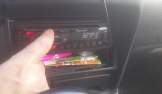 Cómo configurar la hora en un radio pioneer