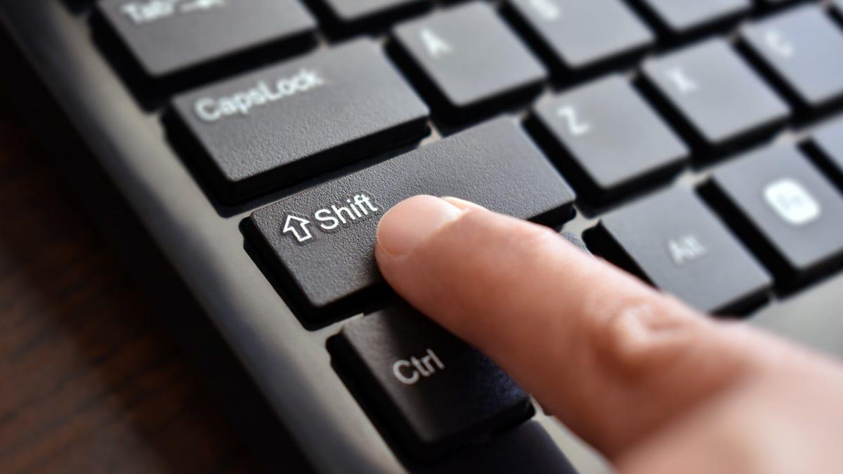Tecla Shift en un teclado de ordenador