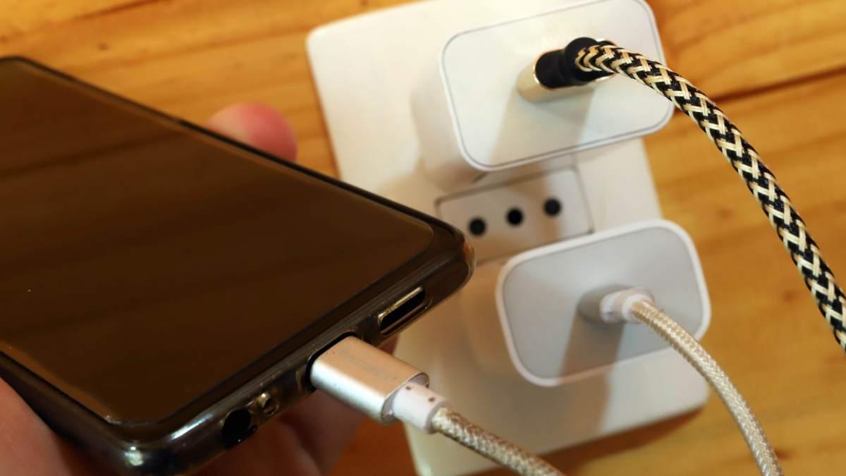 detalle cargadores usb DAIRU en alerta