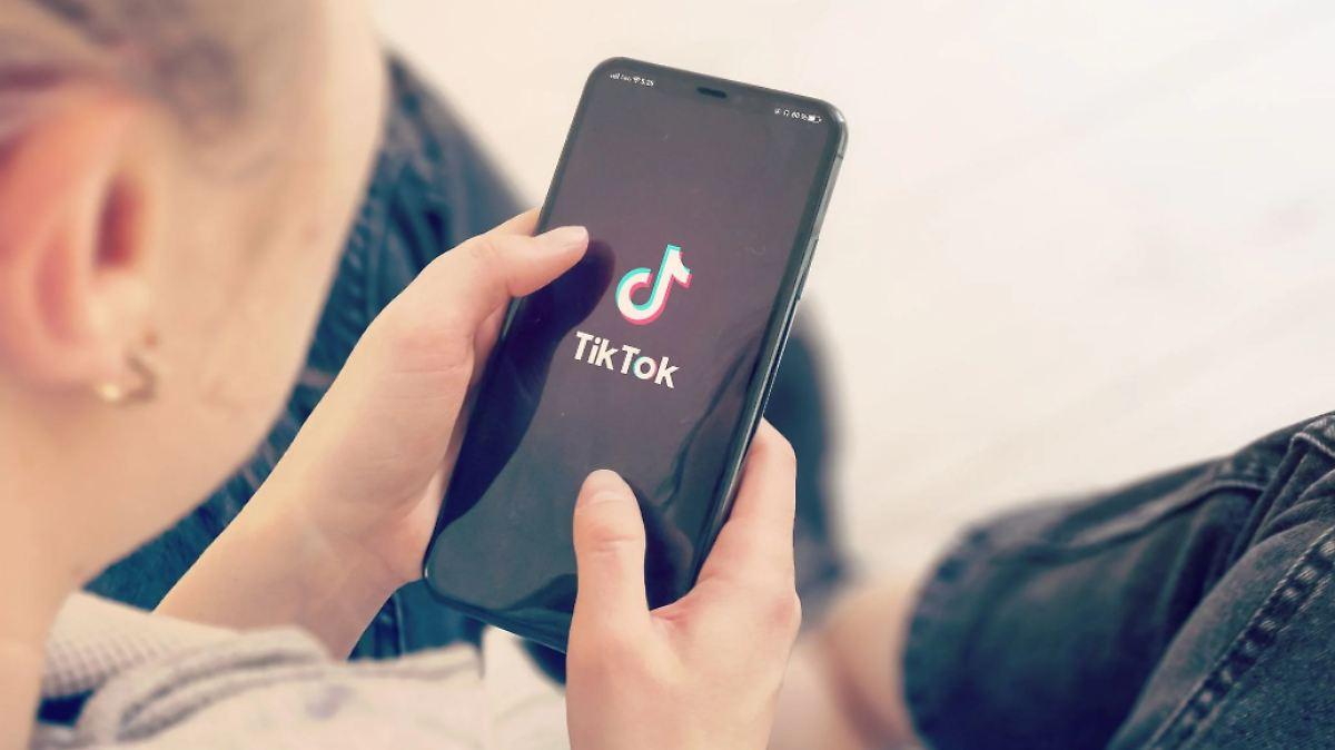 Perfiles falsos y comentarios manipulados en fraudes de TikTok