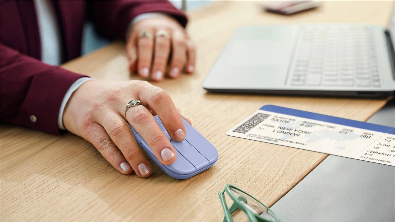 Detalle del mecanismo de plegado del Logitech Mobi Fold
