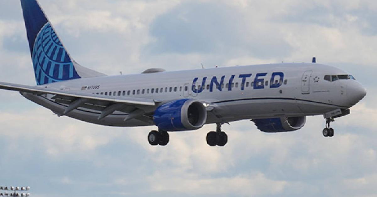 Avión de United Airlines en pista