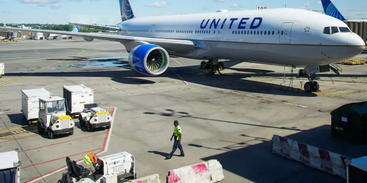 Evacuación de avión por alerta de seguridad Pasajeros esperando en el aeropuerto