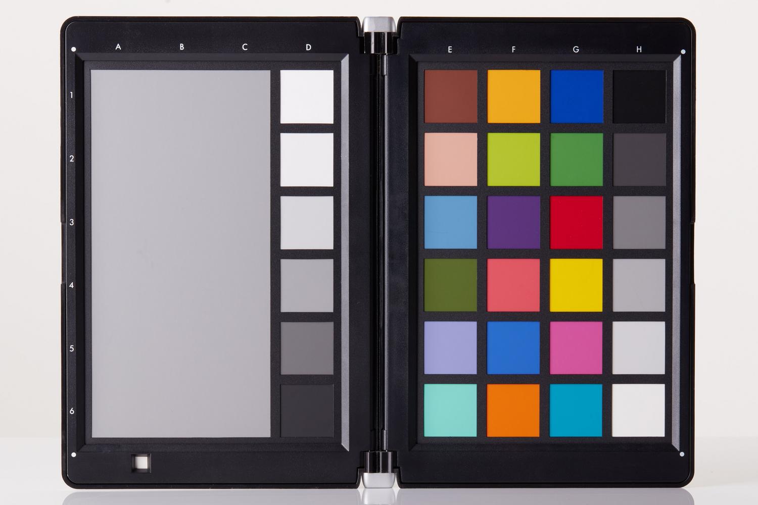 Tabla de calibración de color profesional para una gestión precisa del color en pantallas.