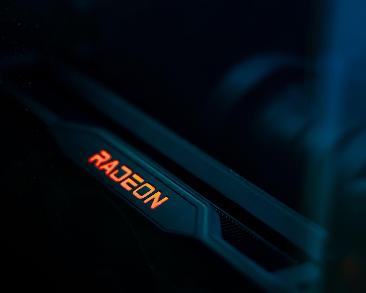 Tarjeta gráfica AMD Radeon con iluminación azul y roja, ilustrando la compatibilidad de drivers en diferentes marcas de GPU.