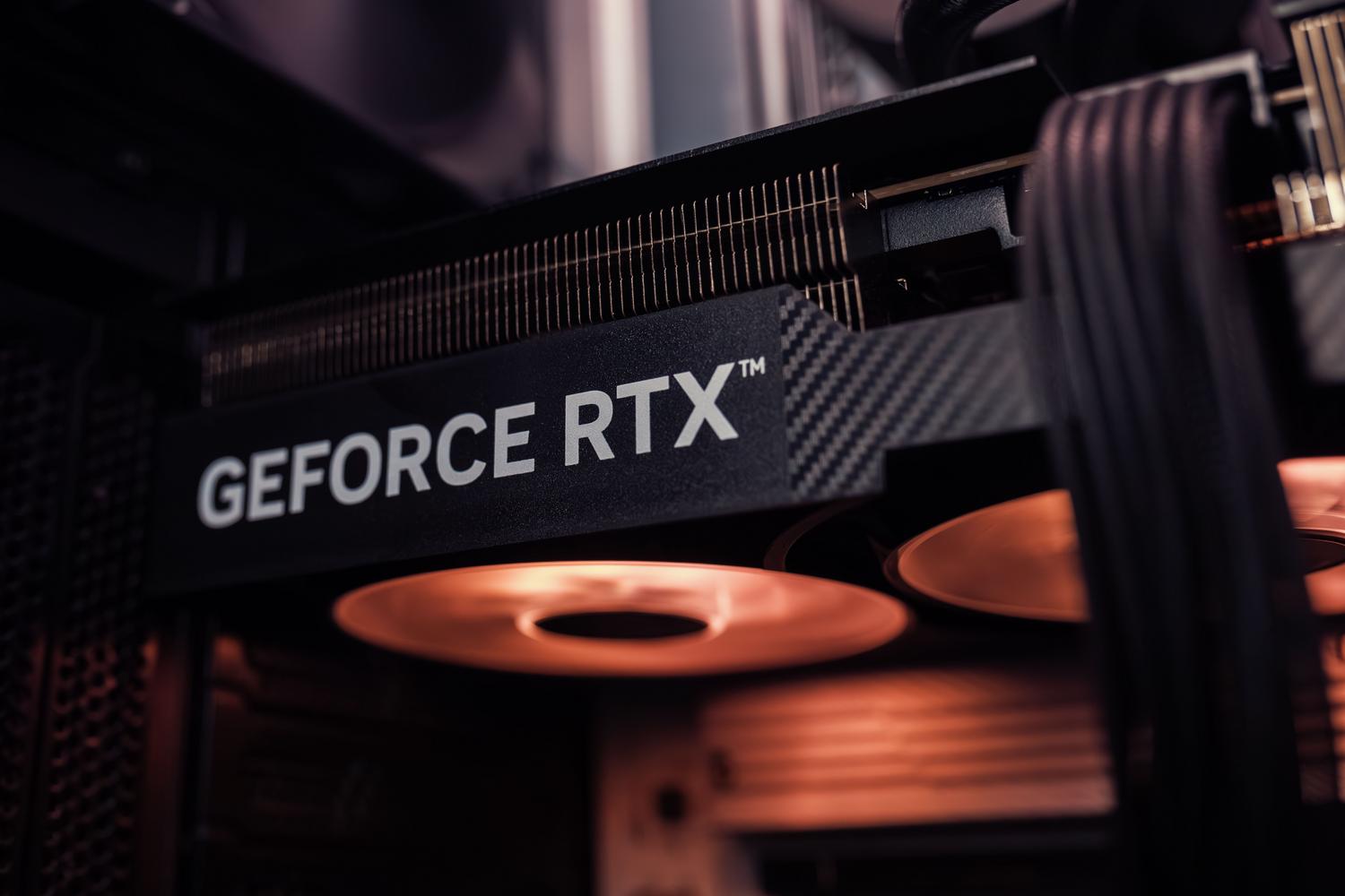 Tarjeta gráfica NVIDIA GeForce RTX instalada en un PC, representando la tecnología moderna de hardware.
