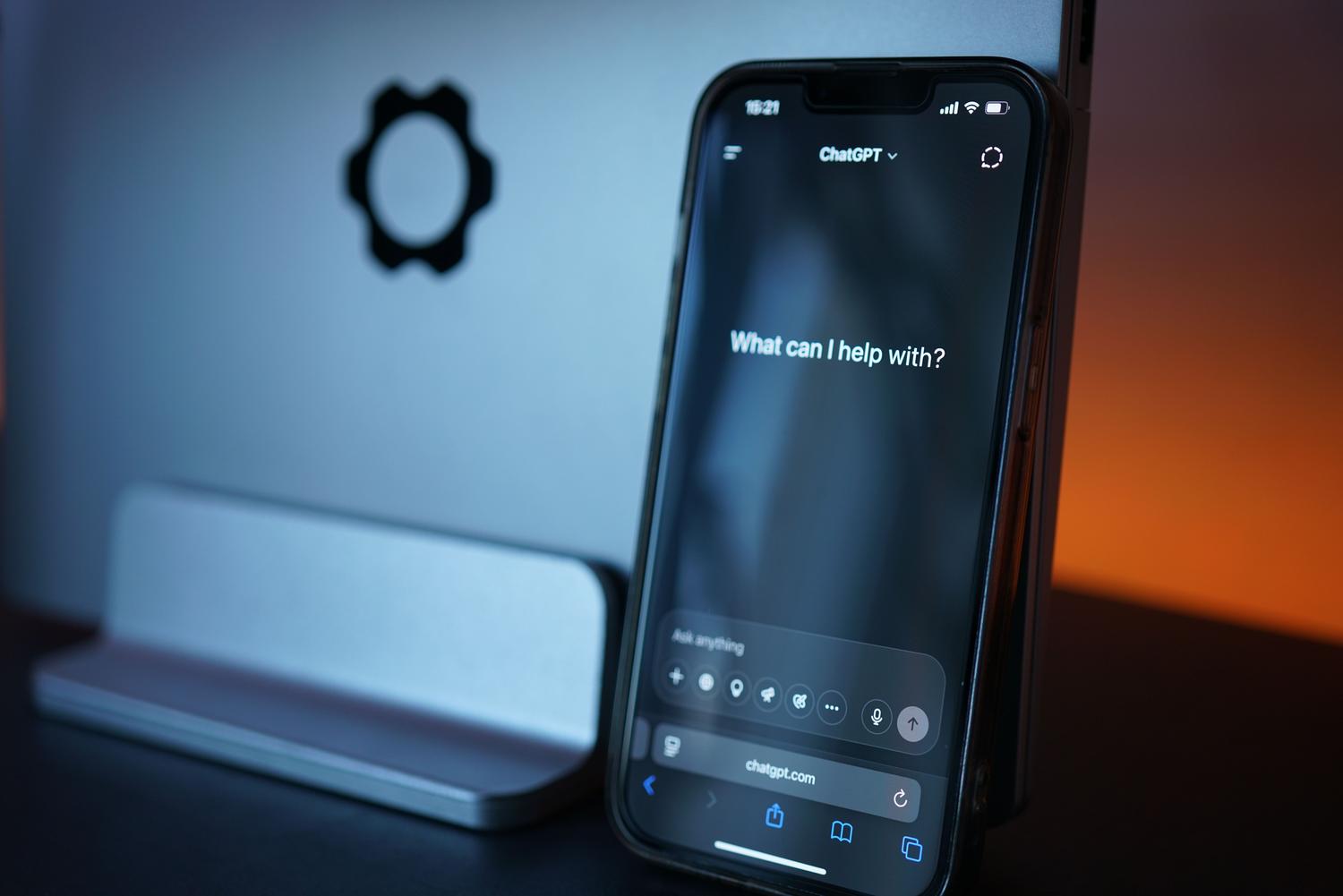 Primer plano de un smartphone con una interfaz de chat de inteligencia artificial, representando los asistentes virtuales y la atención al cliente 24/7.