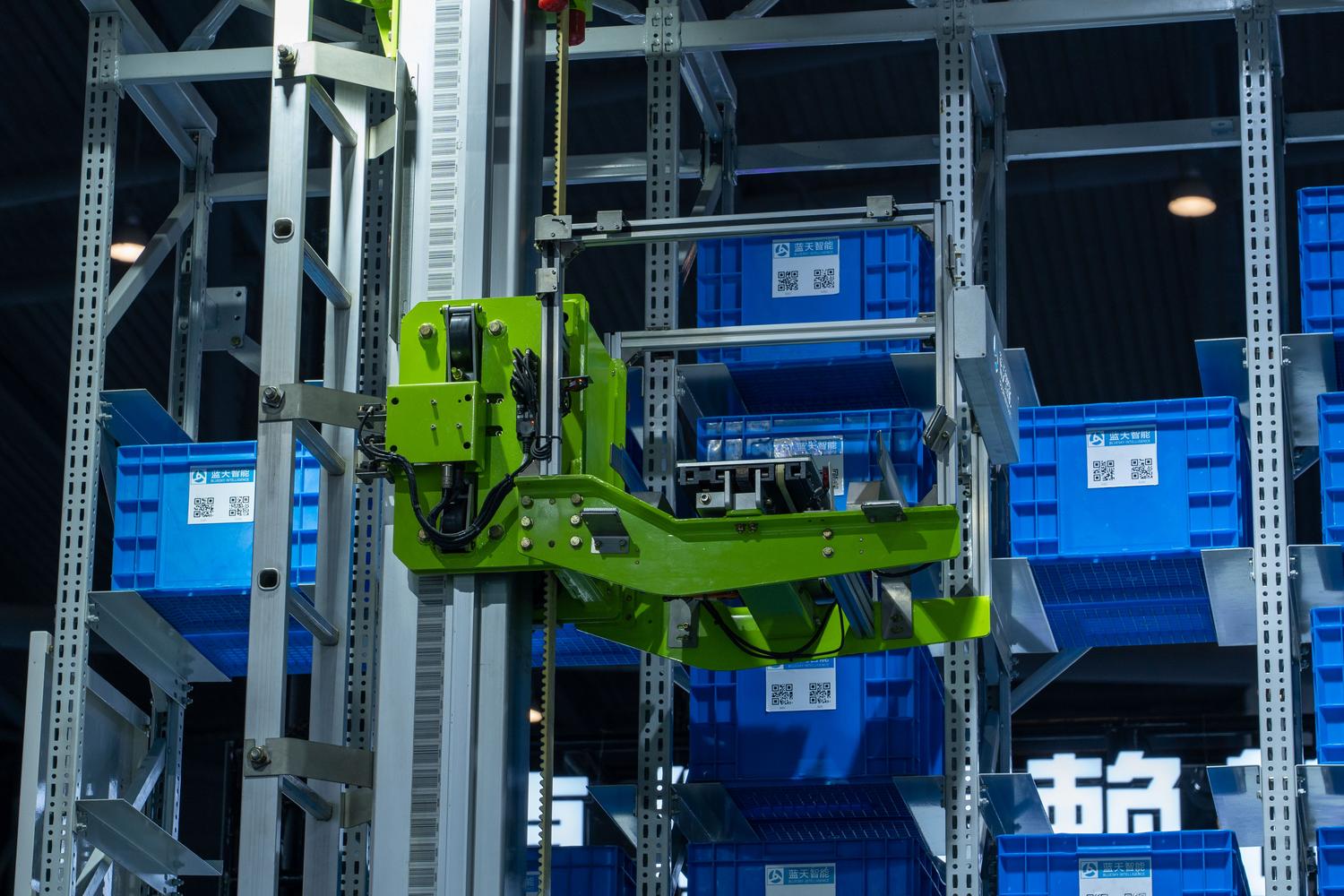 Sistema de almacenamiento automatizado con un brazo robótico gestionando contenedores, ejemplificando la logística inteligente y la gestión de stock con IA.