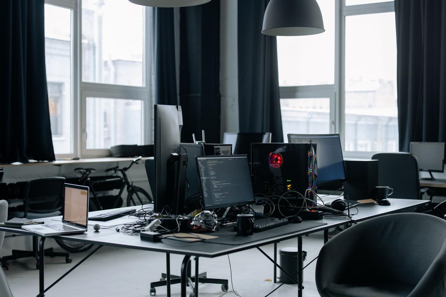 Espacio de trabajo profesional de desarrollo con múltiples monitores y código, reflejando las mejoras técnicas y herramientas para power users de KDE Plasma 6.8.
