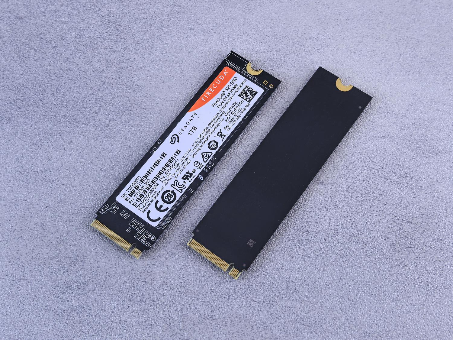 Unidades de almacenamiento SSD NVMe, representando las pruebas de rendimiento de I/O y almacenamiento.