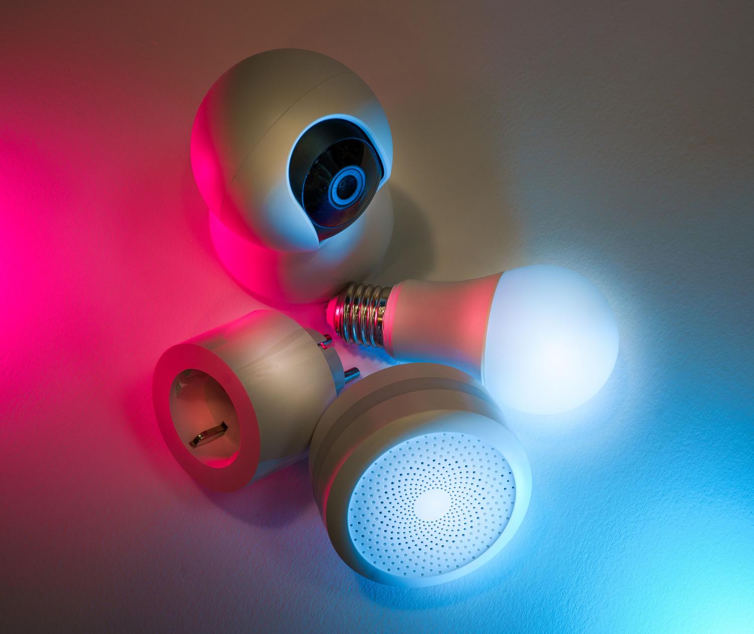Conjunto de dispositivos inteligentes del hogar con iluminación ambiental, mostrando la estabilidad de conexión para IoT.