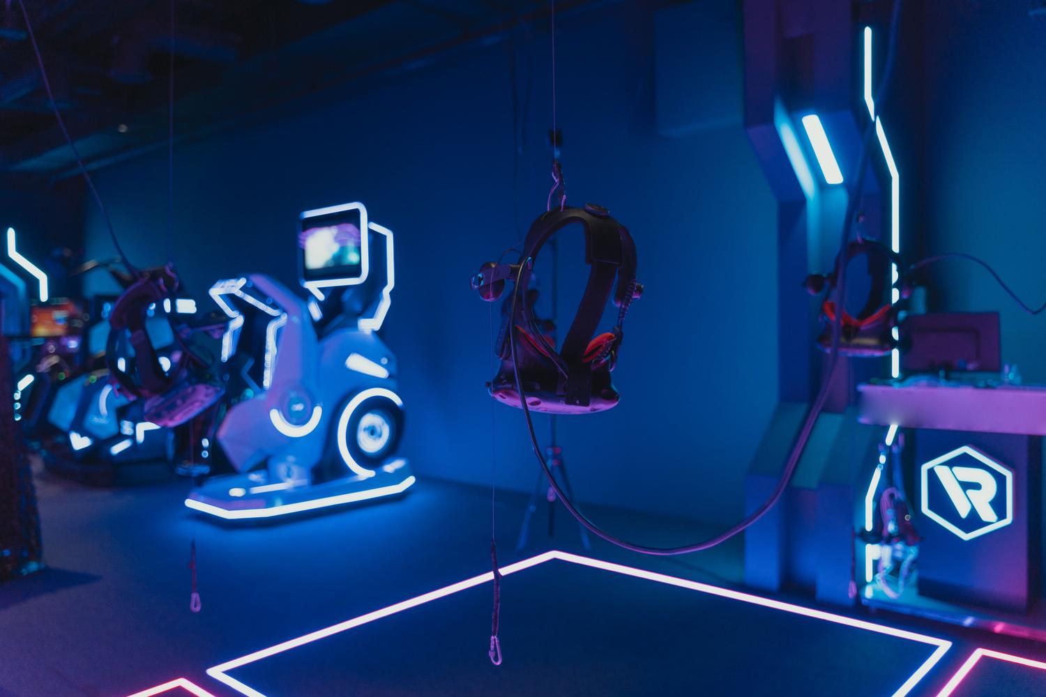 Configuración de gaming de realidad virtual inmersiva con luces de neón, representando el alto rendimiento del WiFi 7.
