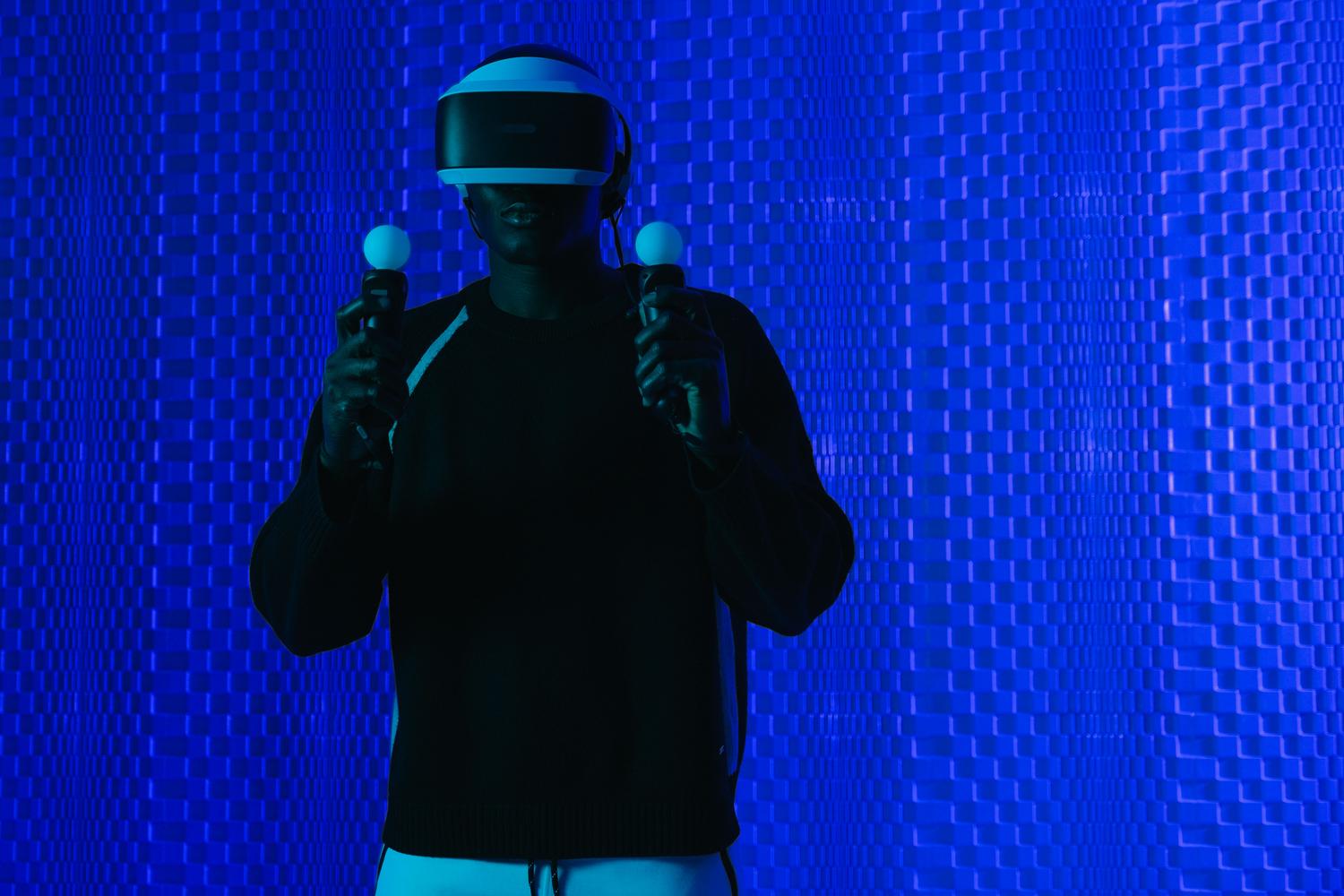 Persona utilizando gafas de realidad virtual en un entorno futurista, ilustrando la baja latencia necesaria para AR/VR.