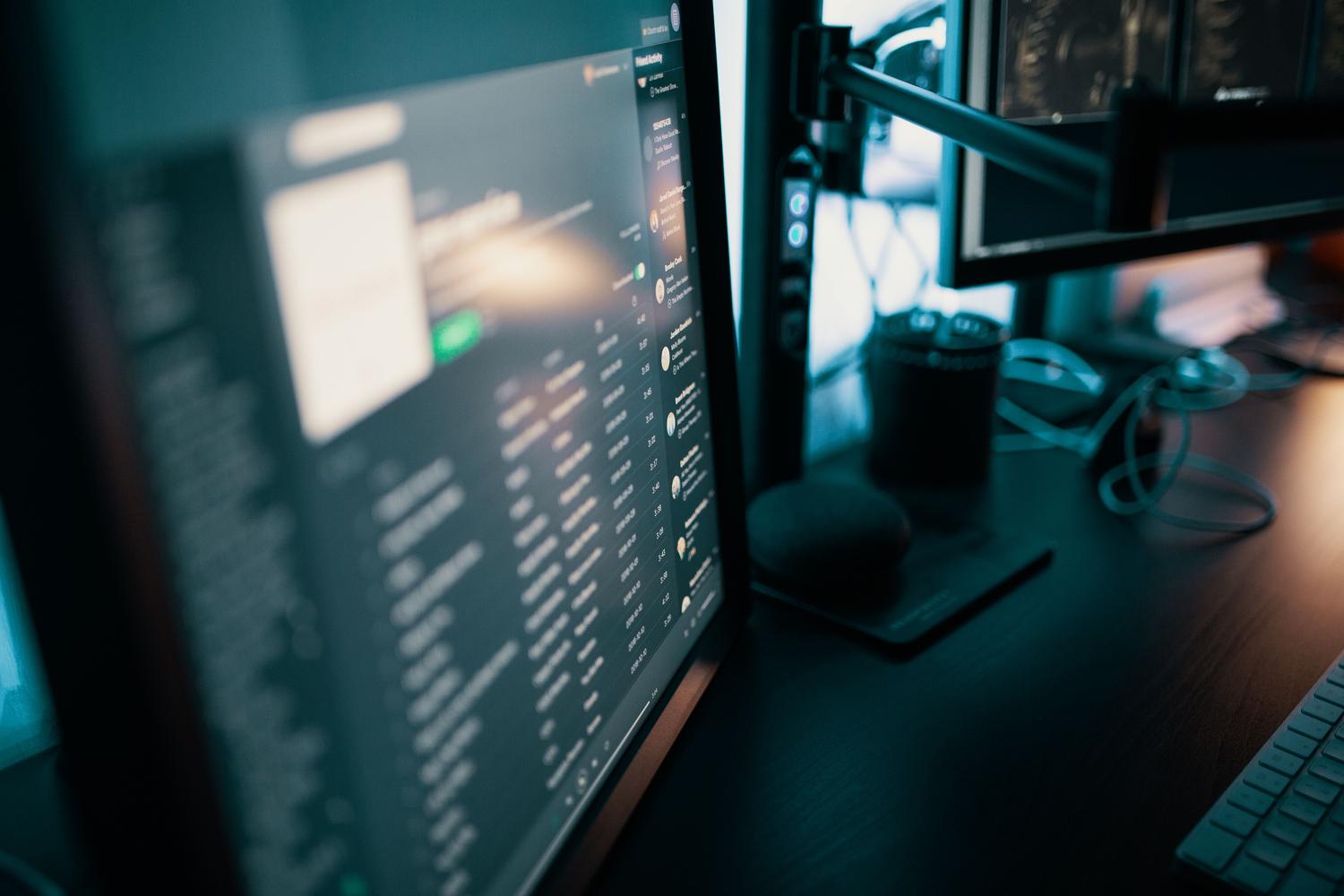 Espacio de trabajo tecnológico con monitores duales, ideal para representar la configuración de alertas en el ordenador.