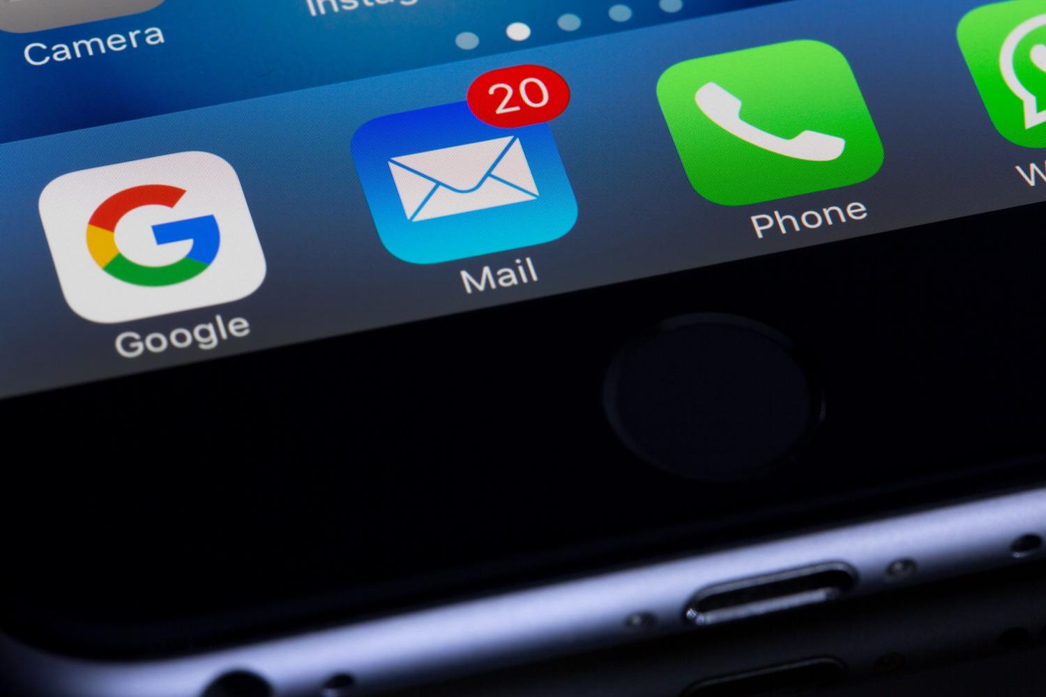 Pantalla de smartphone mostrando el icono de Google y notificaciones de correo, ejemplificando el ecosistema de alertas de Google.