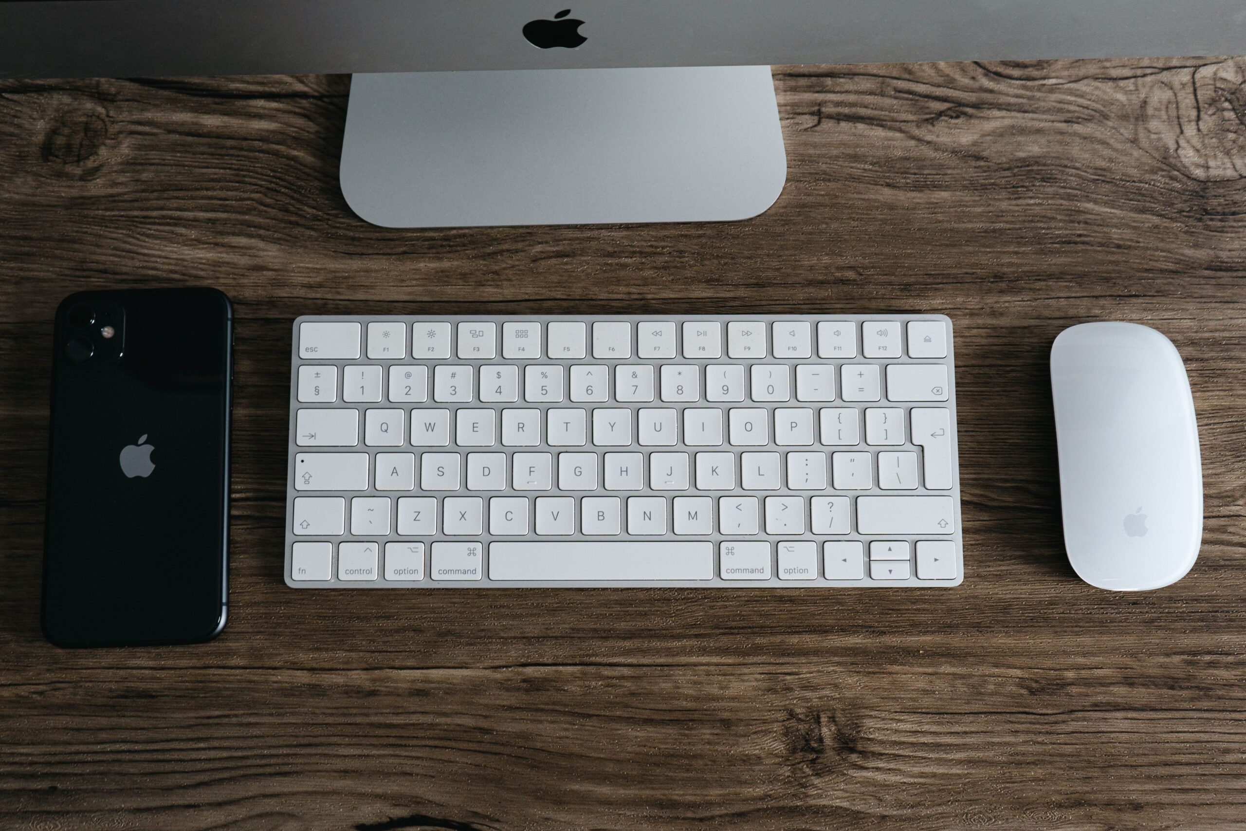 Espacio de trabajo minimalista con teclado y ratón, enfocado en la productividad