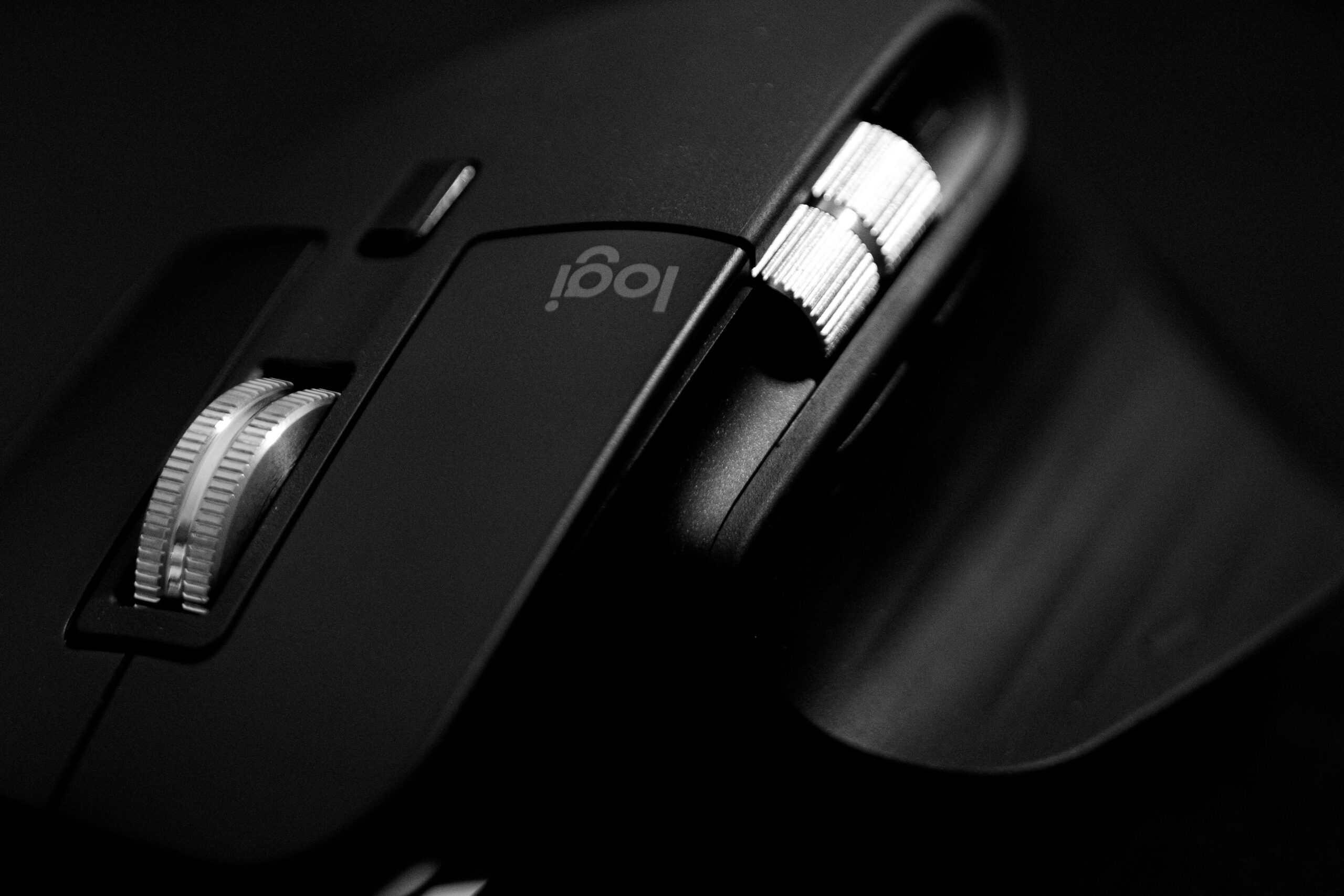 Primer plano de un ratón Logitech MX Master, ideal para configuración de software de código abierto