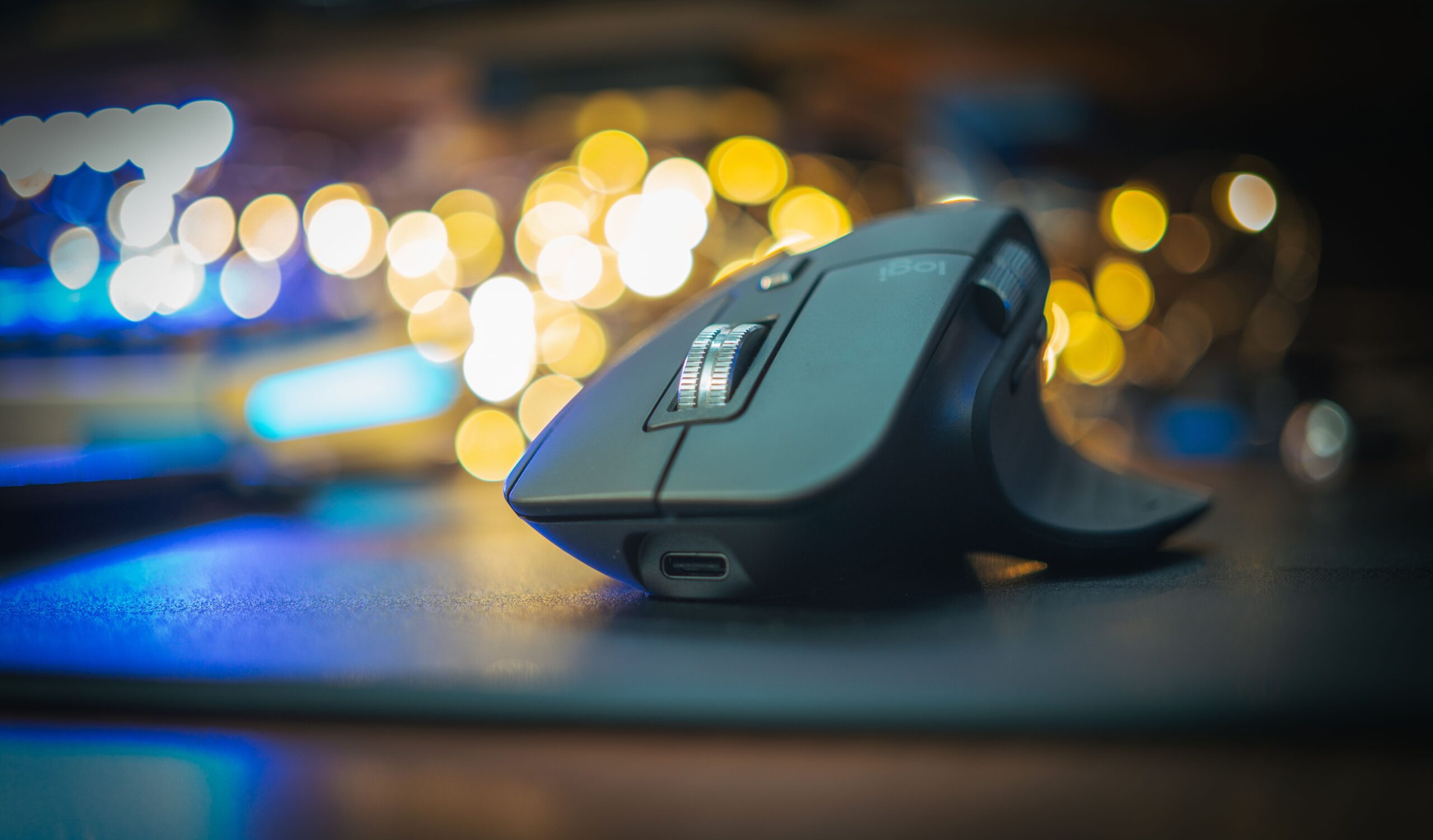 Ratón Logitech de gama alta con iluminación ambiental, representando hardware premium