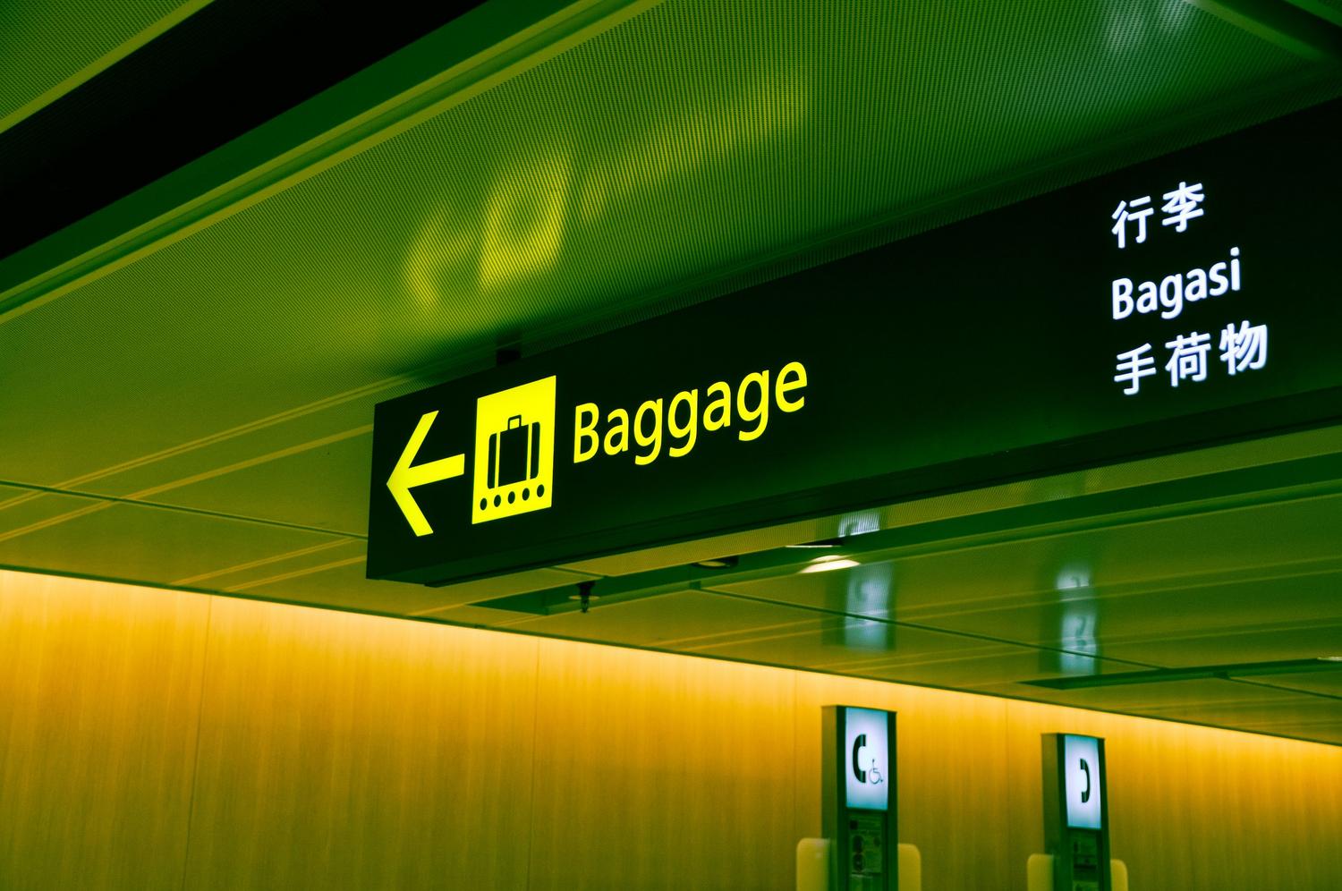 Señalética multilingüe en un aeropuerto, ilustrando la necesidad de traducción durante los viajes internacionales.