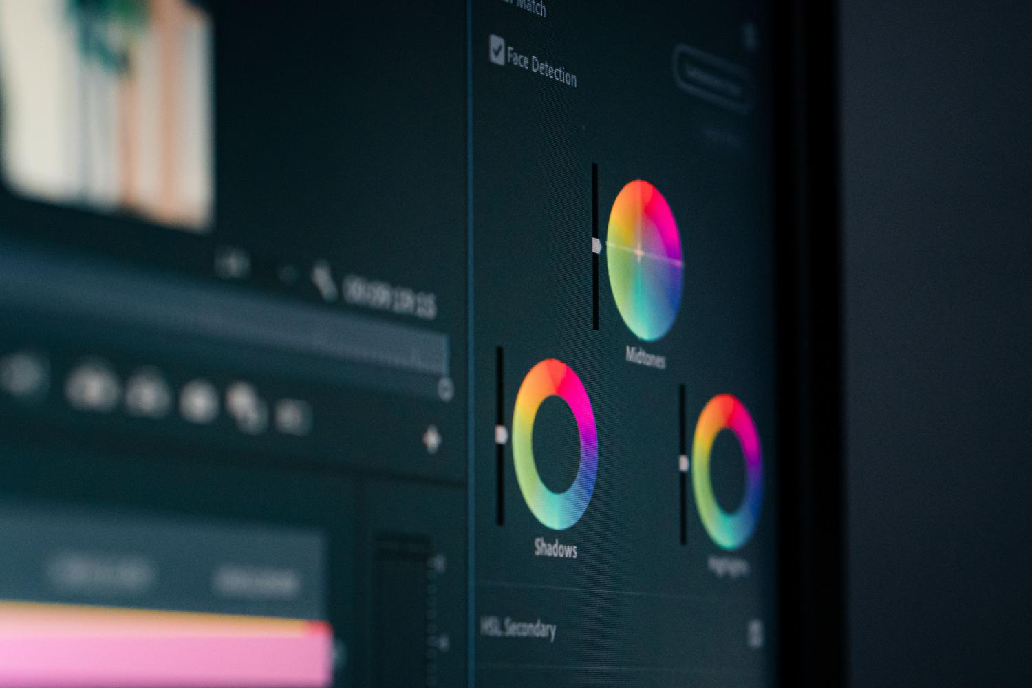 Primer plano de ruedas de color en un monitor profesional, ilustrando la precisión cromática de la tecnología IPS.