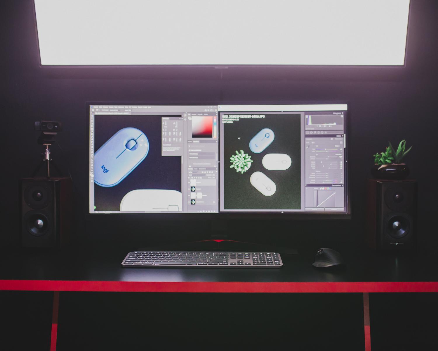 Estación de trabajo de diseño gráfico con monitores FHD e IPS, combinando nitidez y calidad visual.