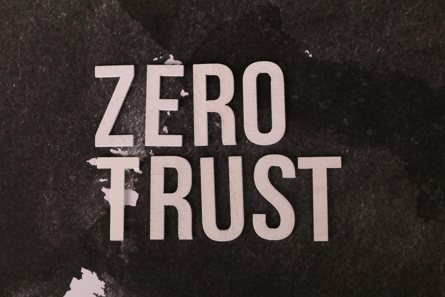 Concepto de Zero Trust representado con bloques de madera sobre fondo oscuro, simbolizando la seguridad de confianza cero en ciberseguridad.