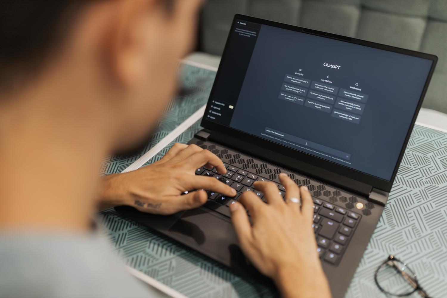 Persona concentrada utilizando un portátil con software de IA, representando la facilidad de acceso a herramientas como GPTs o n8n