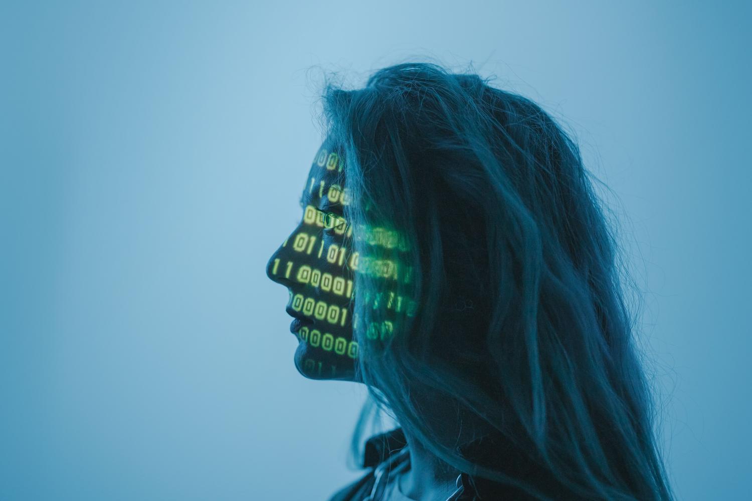 Concepto visual de inteligencia artificial con proyecciones de código binario, perfecto para la introducción al mundo de la IA agencial