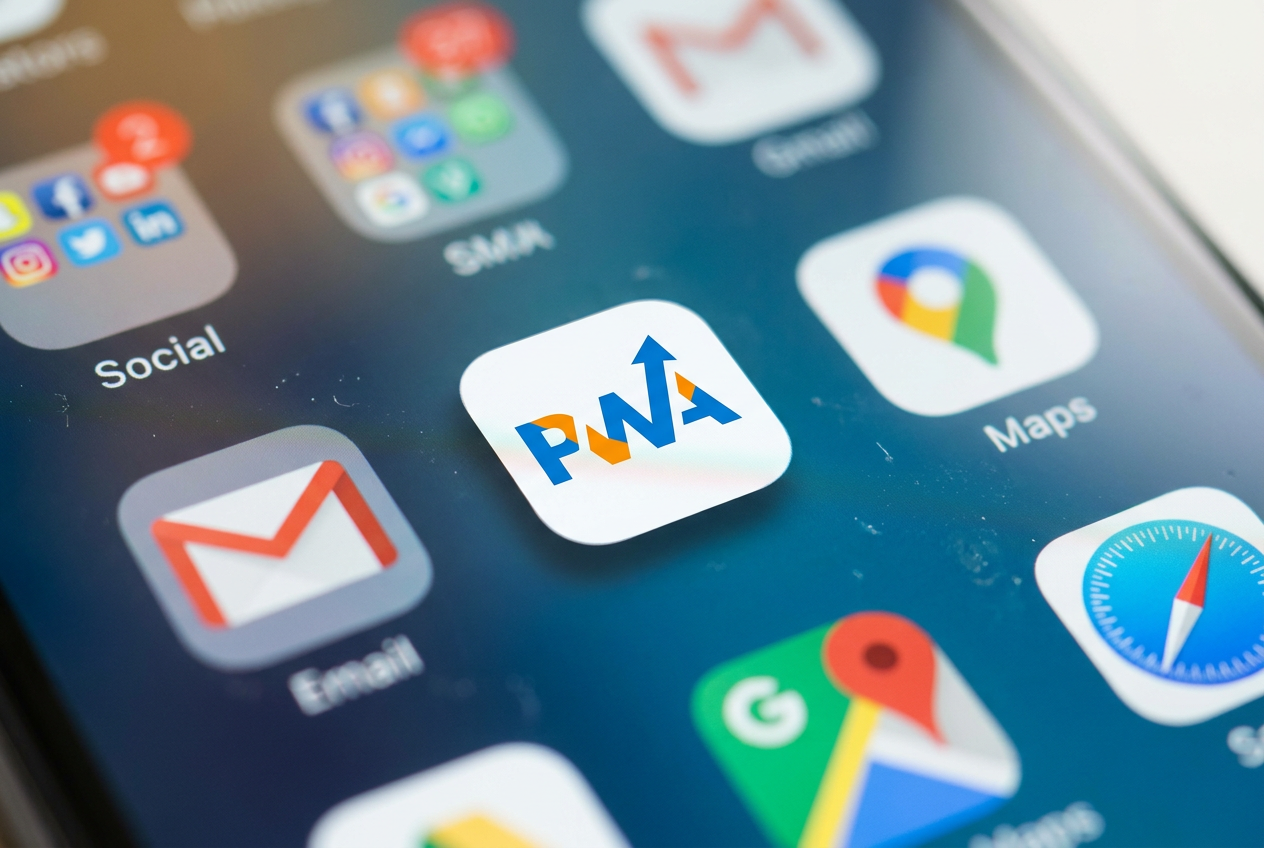 Icono de aplicación PWA en la pantalla de inicio de un smartphone, representando la identidad visual en dispositivos móviles.