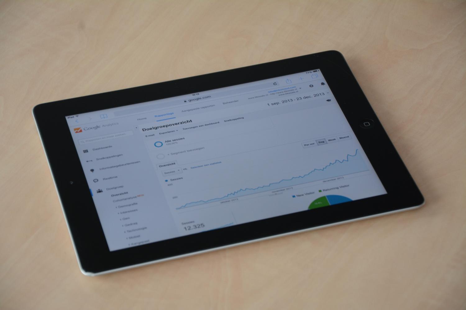 Tablet mostrando un panel de análisis de datos y métricas, ilustrando el corretaje de datos y el perfilado de usuarios