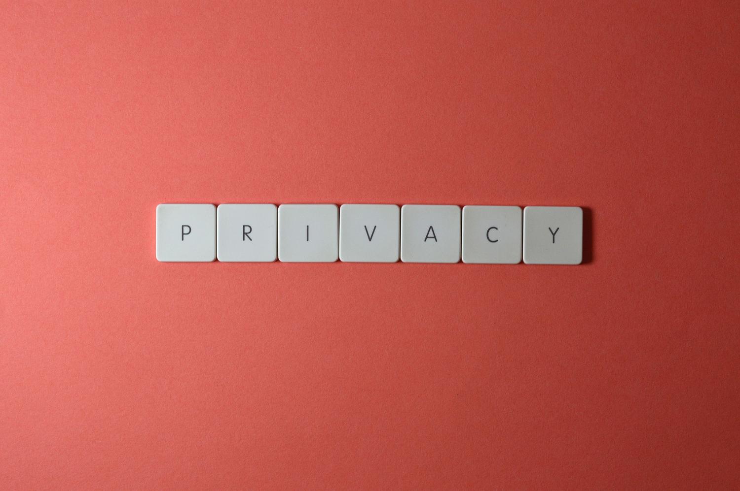 Letras formando la palabra PRIVACY sobre un fondo rojo, simbolizando la protección de datos personales