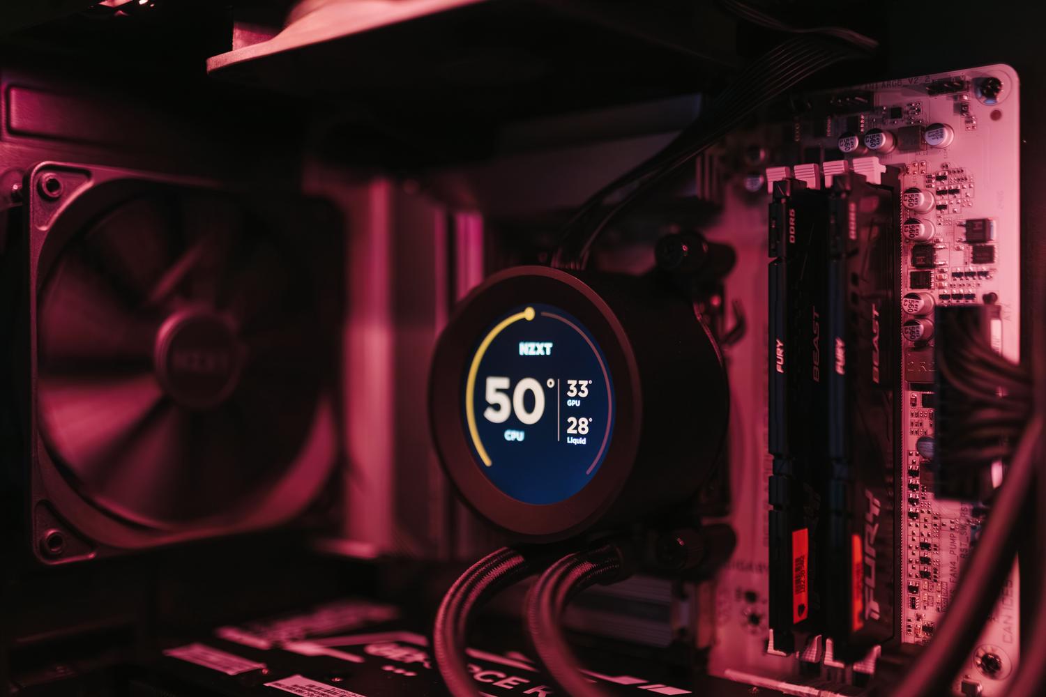 Detalle del interior de un ordenador con sistema de refrigeración líquida y monitores de temperatura, representando el hardware que más consume energía.