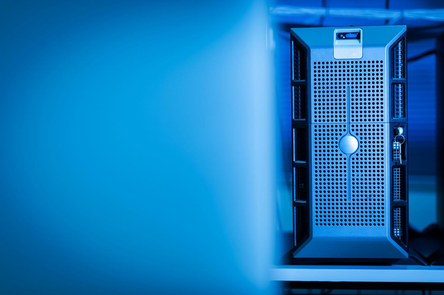 Detalle de una unidad de servidor moderna con iluminación azul en un entorno de centro de datos.