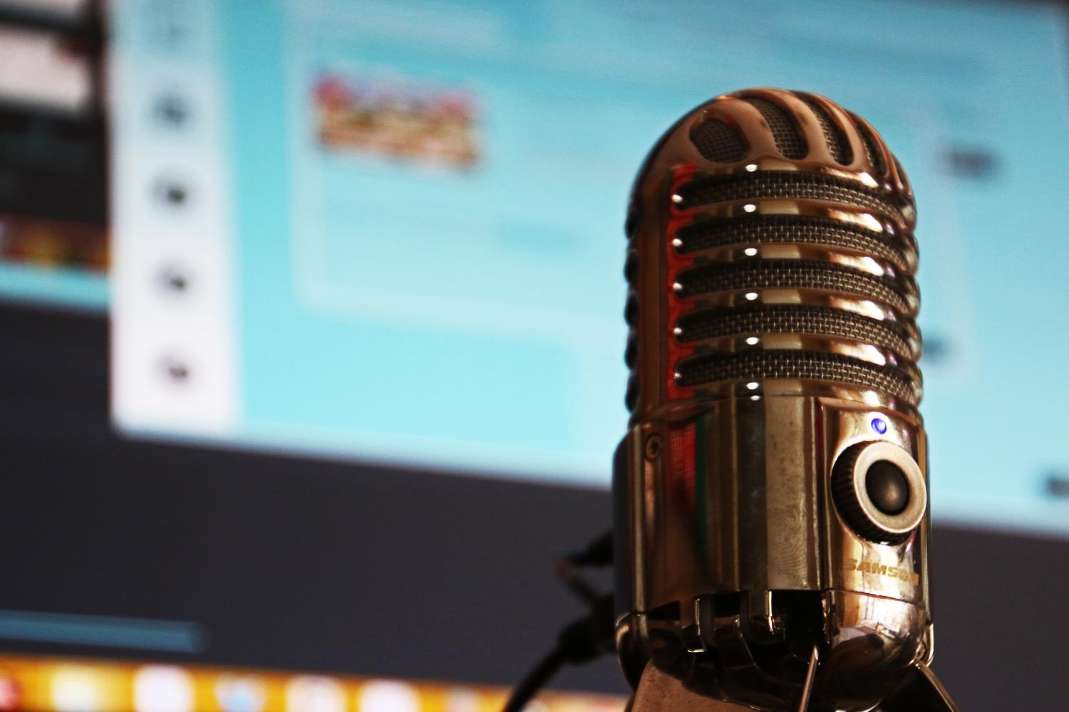 Primer plano de un micrófono profesional, ideal para ilustrar la creación de audio, podcasts y locuciones con IA.