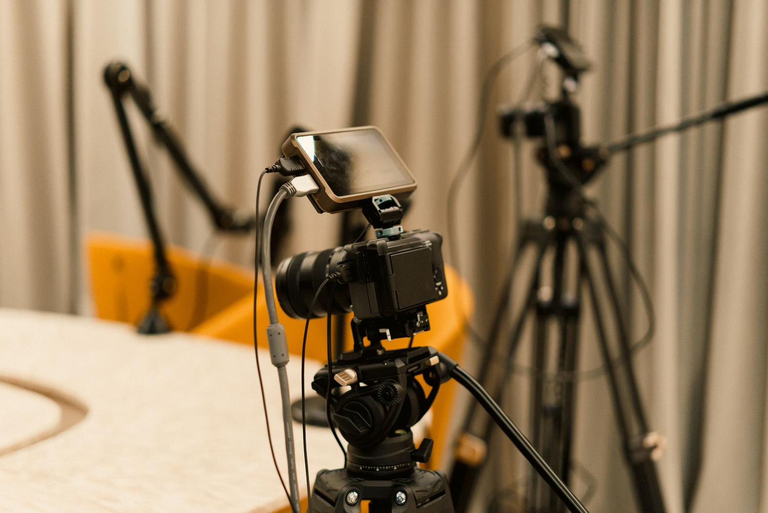 Setup de estudio profesional con cámaras y micrófonos, simbolizando el acabado de alta calidad del contenido final.