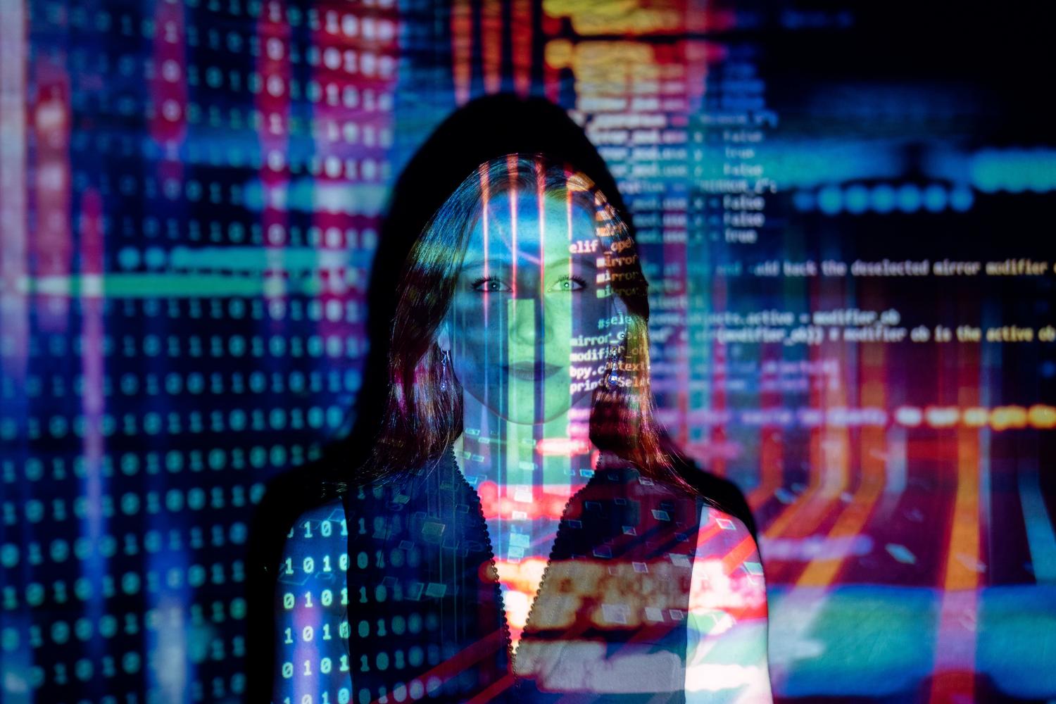 Retrato futurista de una mujer con proyecciones de código binario y digital sobre su rostro, representando la naturaleza sintética de las imágenes generadas por IA.