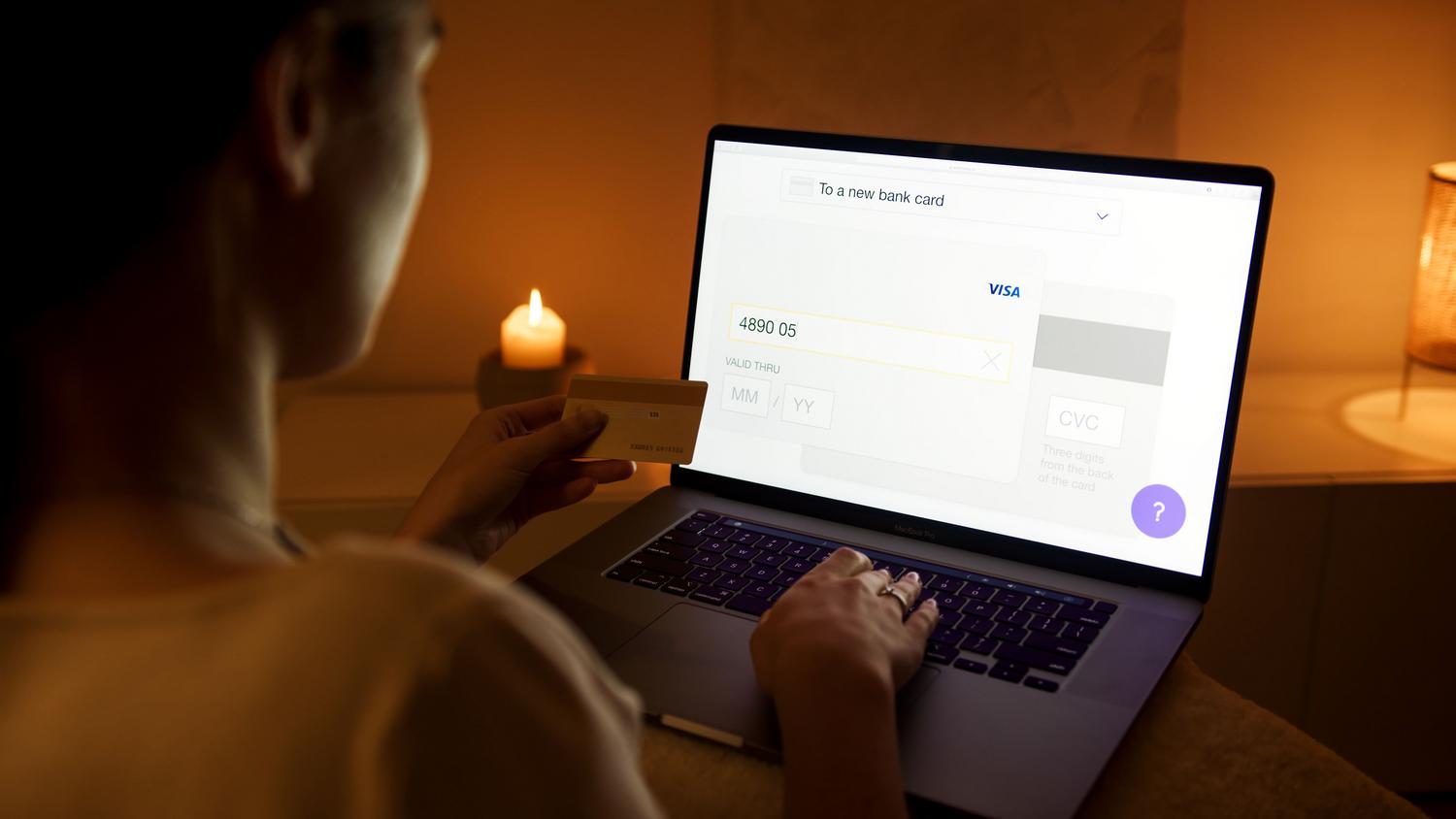 Mujer realizando un pago seguro en línea con su laptop, ejemplificando el uso cotidiano y legal de la Deep Web.