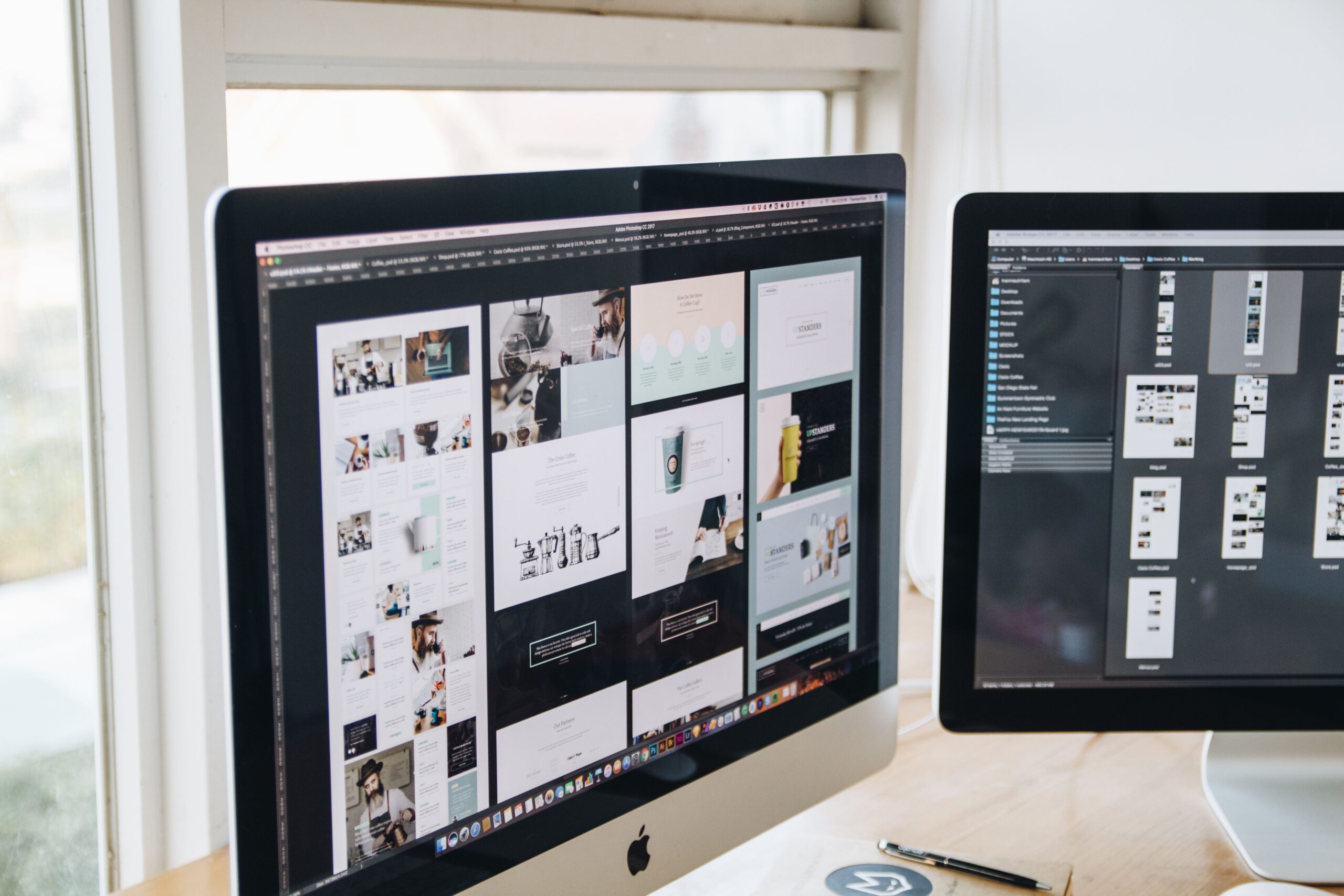 Escritorio de oficina tecnológica con doble monitor y software de diseño, representando un entorno de productividad digital.