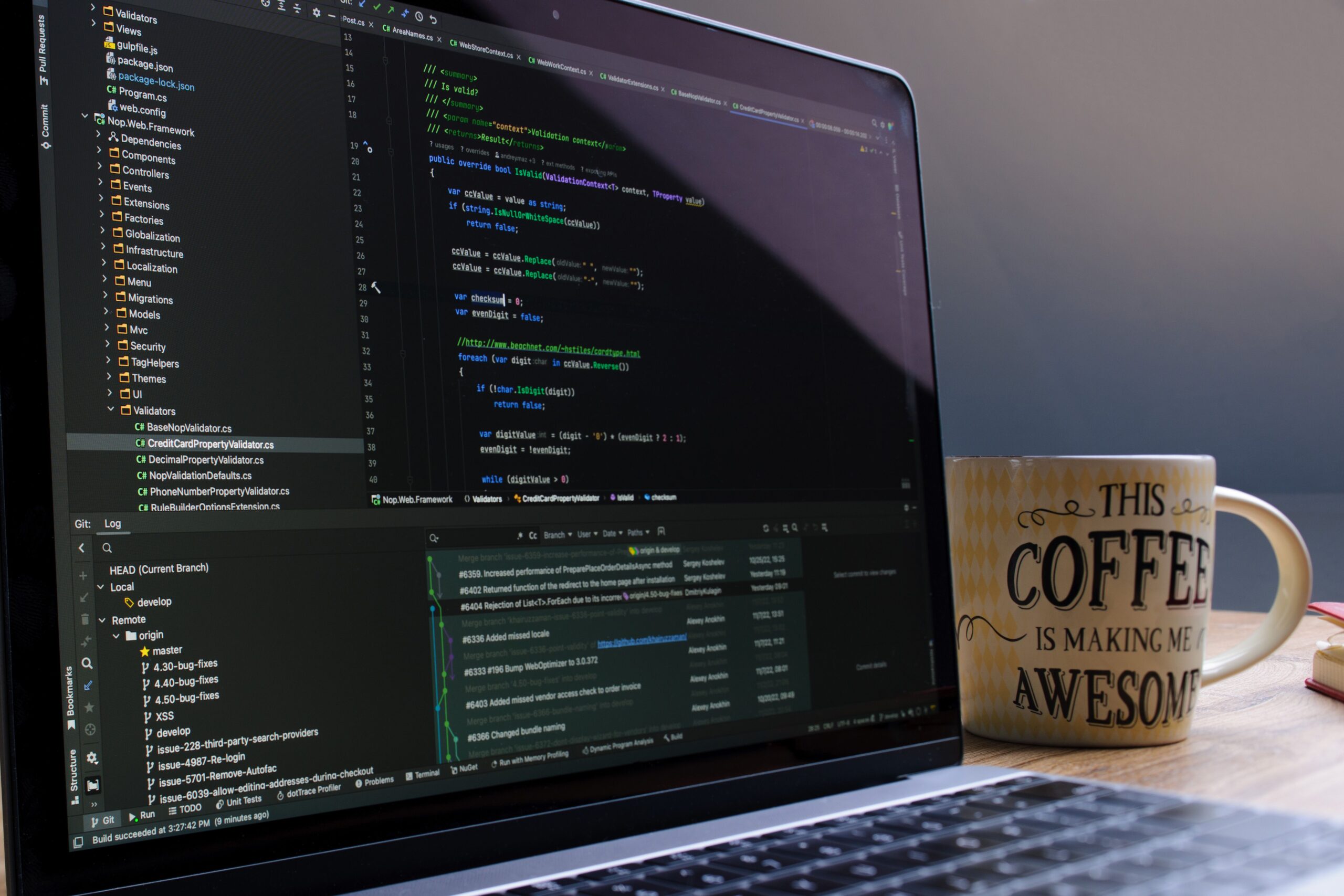 Espacio de trabajo moderno con un ordenador portátil mostrando código y una taza de café, ilustrando el uso de herramientas de software.