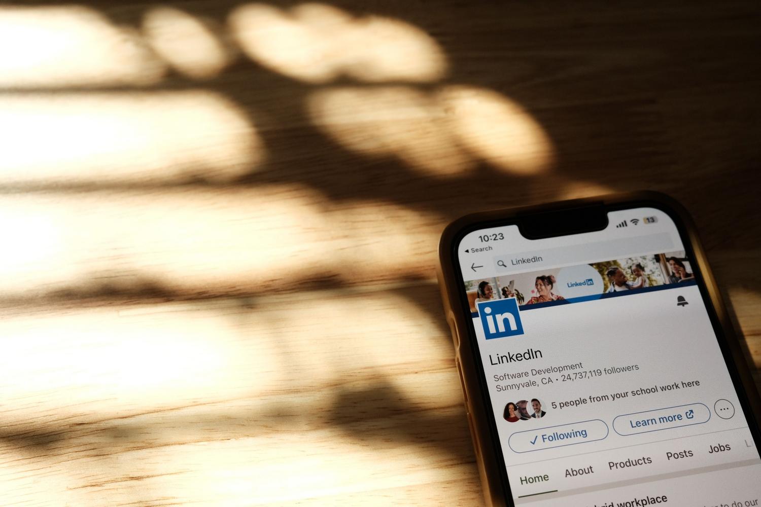 Primer plano de un teléfono inteligente mostrando un perfil de LinkedIn, representando la identidad digital profesional.