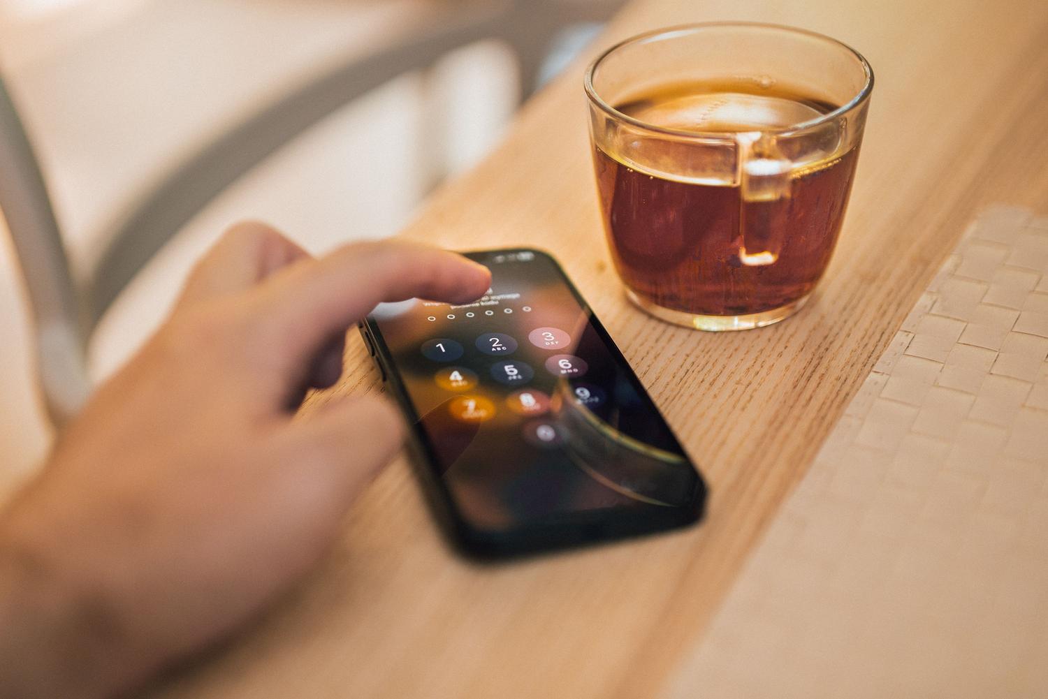 Mano desbloqueando la pantalla de un smartphone, representando la seguridad digital y la protección de la privacidad.