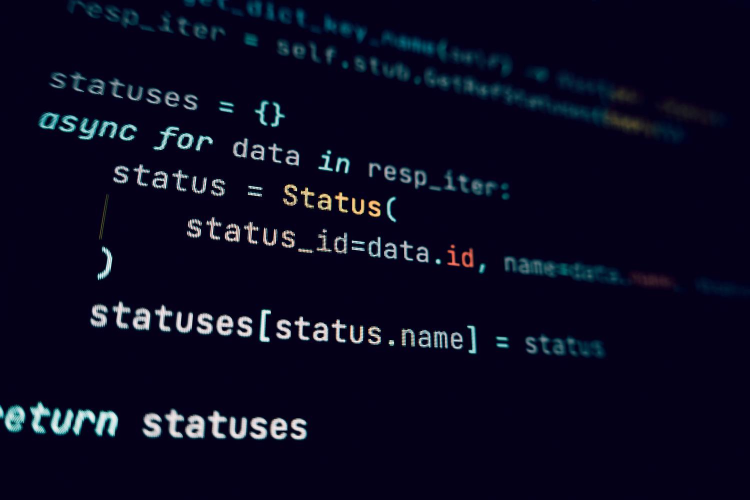 Detalle de código Python en una terminal de fondo oscuro, ideal para ilustrar la gestión de scripts en la nube.