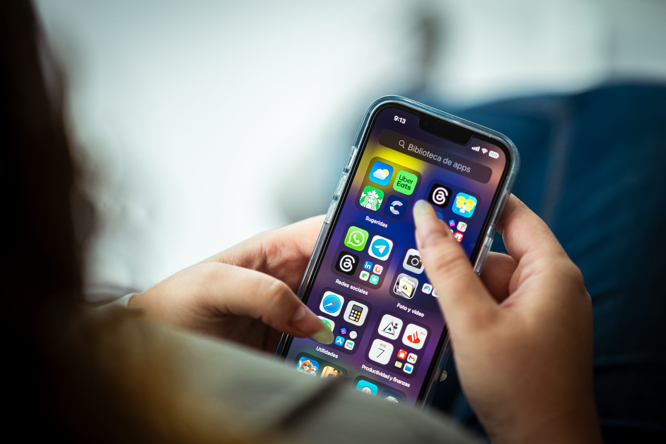 Smartphone moderno mostrando el ecosistema de aplicaciones sociales y de productividad.