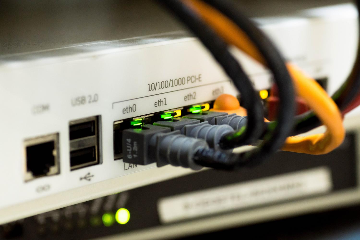 Primer plano de cables Ethernet conectados a un gateway industrial, ilustrando la importancia de la infraestructura de conectividad en IoT.