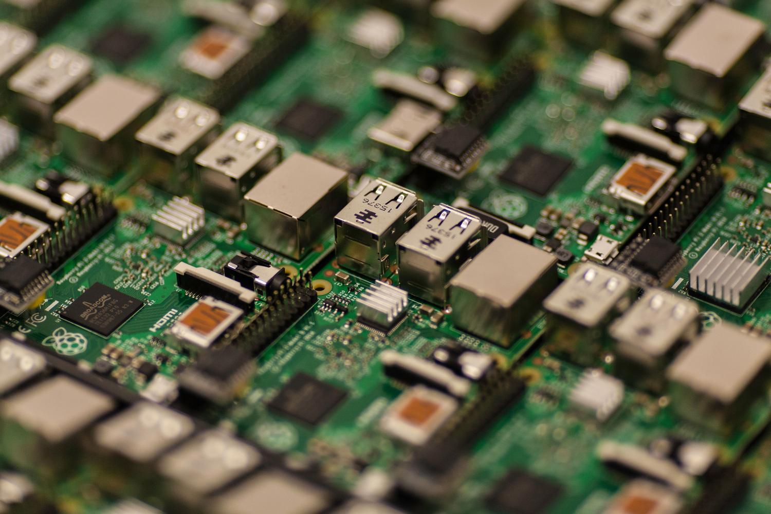 Vista macro de placas de circuito Raspberry Pi, simbolizando la selección de hardware y la fase de prototipado en proyectos IoT.