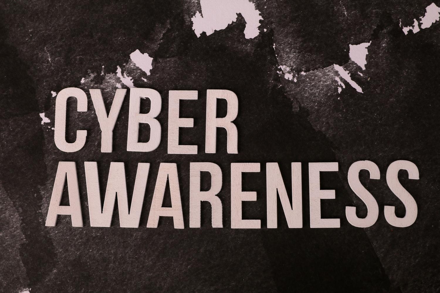 Texto estilizado 'Cyber Awareness' sobre un fondo oscuro, resaltando la importancia de la concienciación y capacitación del factor humano en ciberseguridad.