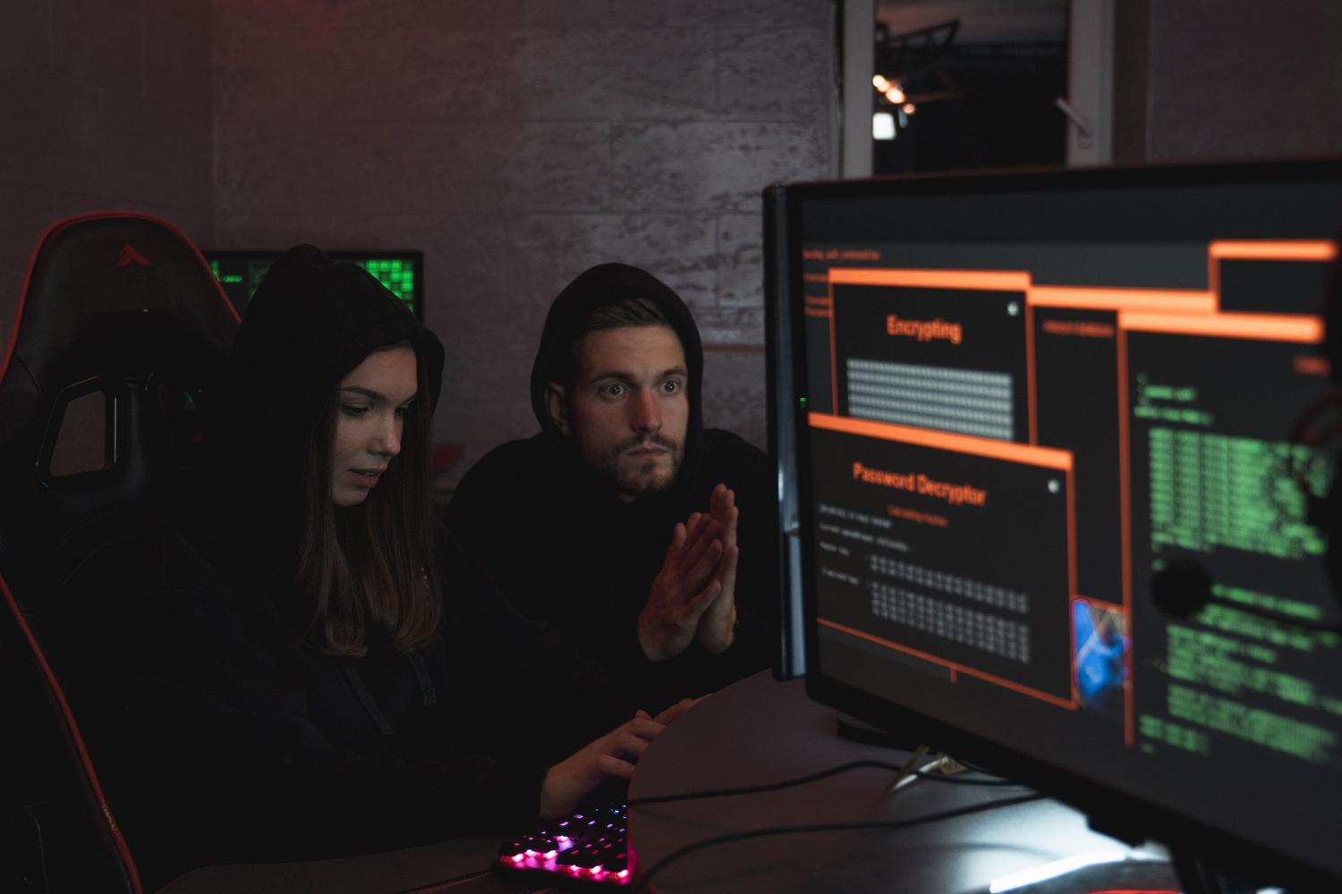 Expertos en ciberseguridad analizando flujos de datos en pantallas, representando el funcionamiento de un SOC y herramientas de monitorización como el SIEM.