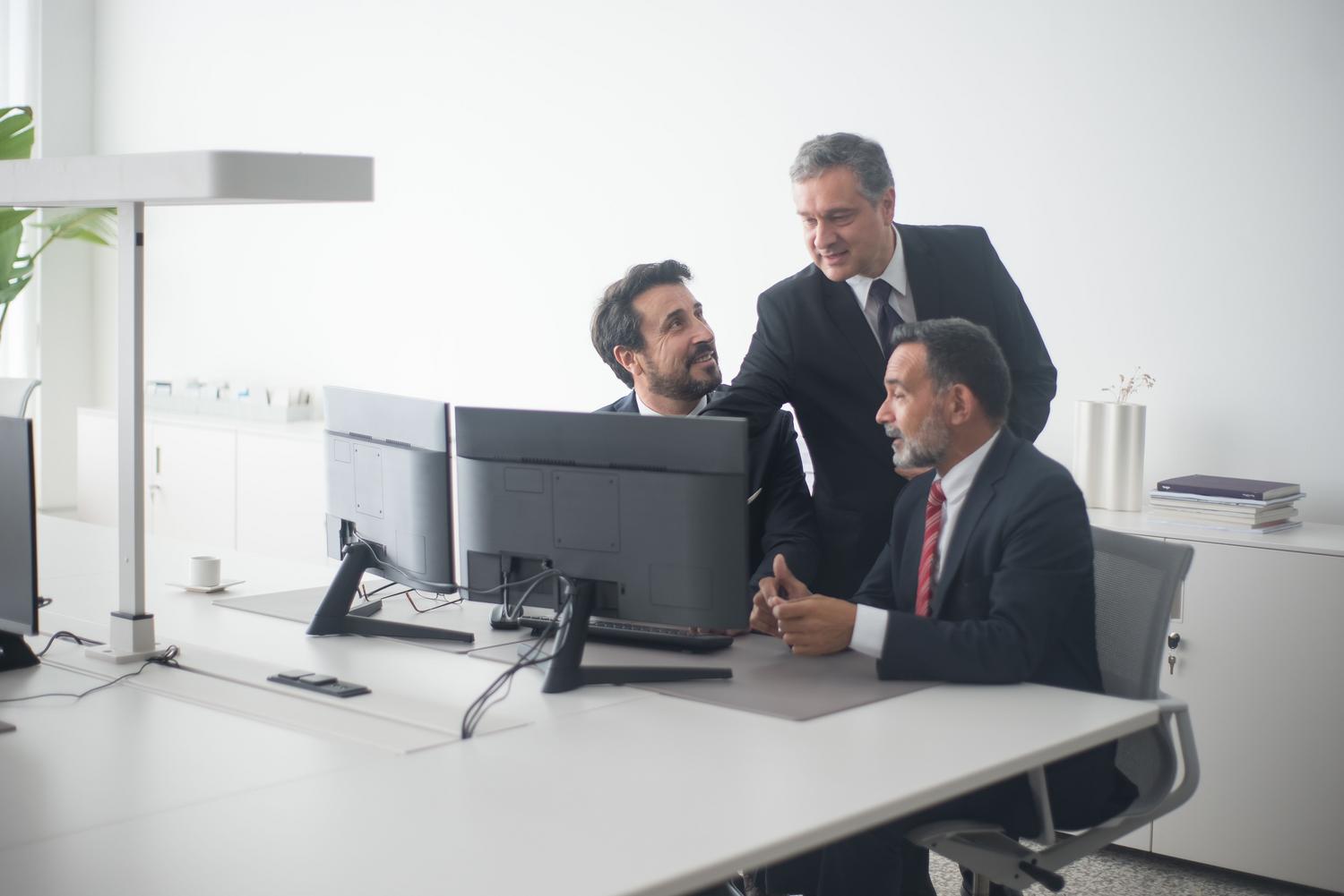 Colaboración empresarial y gestión de información digital en monitores de oficina para la coordinación de equipos.
