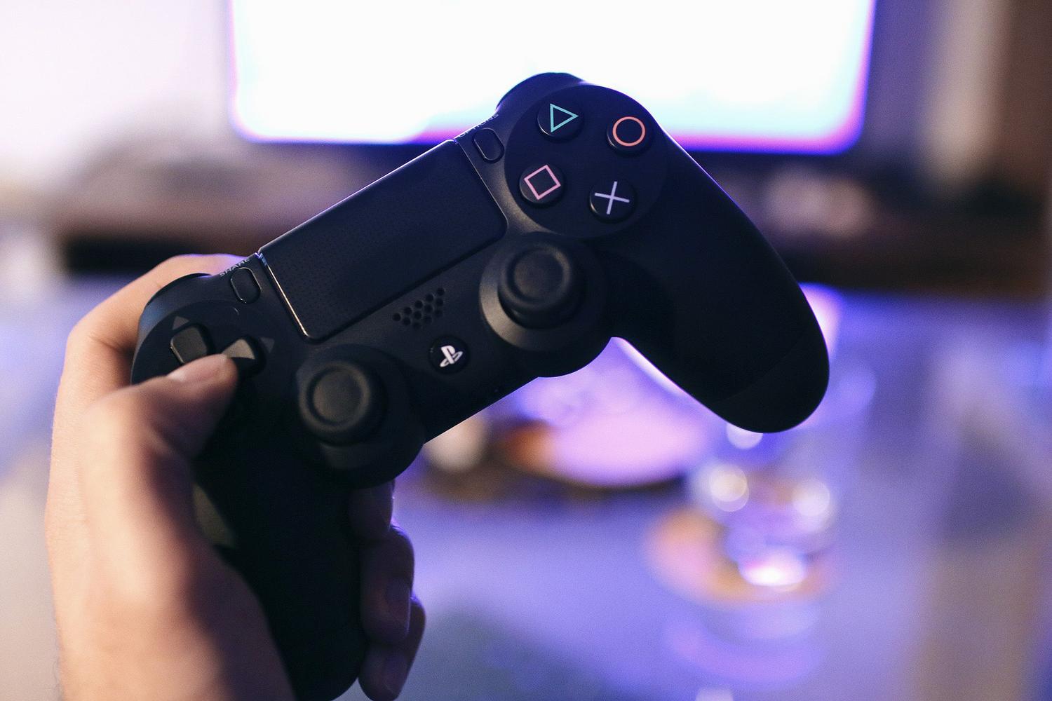 Persona sosteniendo un mando de videojuegos, capturando el momento de juego activo.