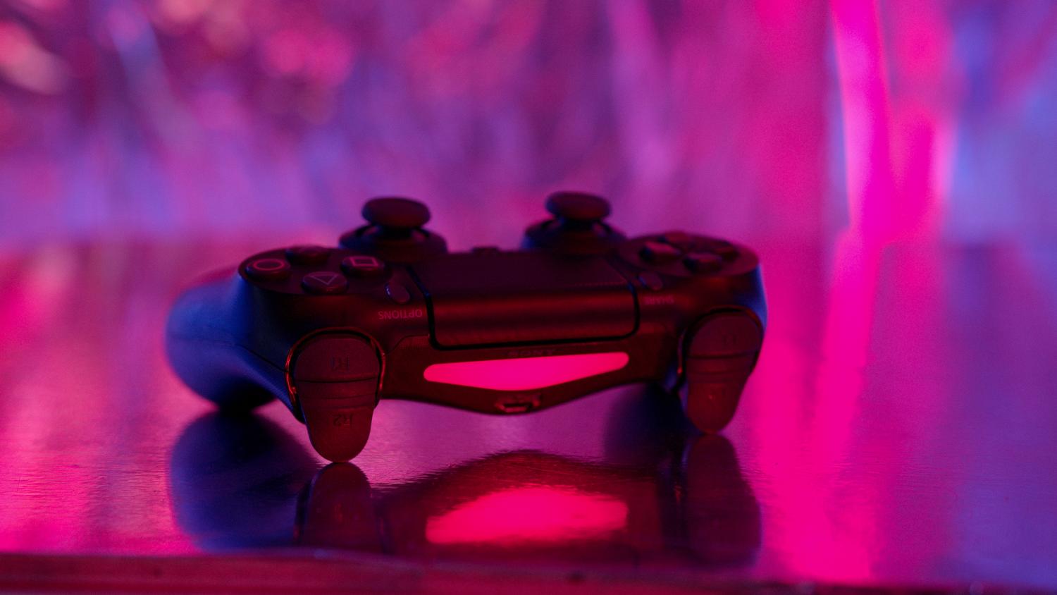 Mando inalámbrico de videojuegos con un fondo vibrante de neón, resaltando el elemento principal de control.